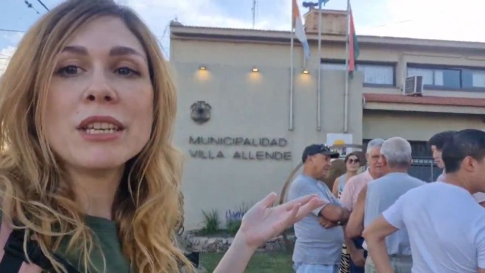 Lilia Lemoine frente a la intendendencia de Villa Allende