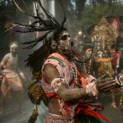 Devotos hindúes untados con ceniza bailan durante una procesión religiosa antes del festival Maha Kumbh Mela en Prayagraj, India. | Foto:NIHARIKA KULKARNI / AFP