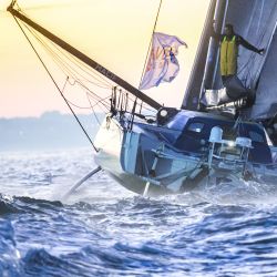 El capitán francés Charlie Dalin celebra a bordo de su monocasco Imoca 60 "Macif" en la meta de la décima edición de la Vendée Globe, una regata en solitario en monocasco, frente a las costas de Les Sables-d'Olonne, en el oeste de Francia. | Foto:LOIC VENANCE / AFP