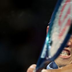 El japonés Kei Nishikori devuelve la pelota al brasileño Thiago Monteiro  durante su partido individual masculino en el primer día del torneo de tenis Abierto de Australia en Melbourne. | Foto:Martin Keep / AFP