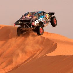 El piloto español Nani Roma y su copiloto Alex Haro compiten durante la etapa 6 del Rally Dakar 2025, entre Hail y Al Duwadimi, Arabia Saudita. | Foto:Valery Hache / AFP