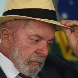 El presidente brasileño, Luiz Inácio Lula da Silva, asiste a la ceremonia de firma de una ley que limita el uso de celulares y otros dispositivos electrónicos portátiles en escuelas públicas y privadas de Brasil, en el Palacio de Planalto, en Brasilia, Brasil. | Foto:Xinhua/Lucio Tavora