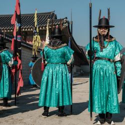 Guardias reales disfrazados participan en la ceremonia del "Cambio de Guardia del Palacio Real" en la Puerta de Gwanghwamun en Seúl. | Foto:Yasuyoshi Chiba / AFP
