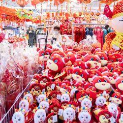 Imagen de decoraciones y adornos para conmemorar el próximo Año Nuevo Lunar chino de la Serpiente vistos en una tienda, en Toronto, Canadá. | Foto:Xinhua/Zou Zheng