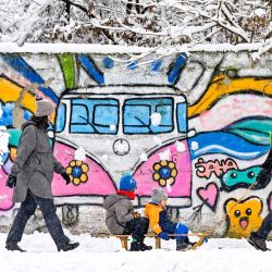 Imagen de personas disfrutando la nieve en el parque de la ciudad de Skopie, Macedonia del Norte. | Foto:Xinhua/Tomislav Georgiev