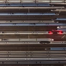 Esta fotografía aérea muestra trenes bala estacionados en una estación en preparación para la llegada del Festival de Primavera, antes del Año Nuevo Lunar de la Serpiente, en Nanjing, provincia oriental china de Jiangsu. | Foto:AFP