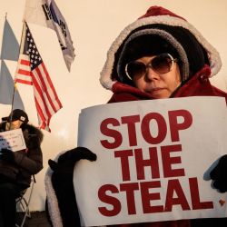 Un partidario del presidente surcoreano destituido, Yoon Suk Yeol, posa cerca de su residencia en Seúl. | Foto:Yasuyoshi Chiba / AFP