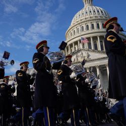 Una banda militar toca durante un ensayo general en el Capitolio de Estados Unidos antes de la investidura del presidente electo Donald Trump, en Washington, DC. Trump prestará juramento como el 47º presidente de Estados Unidos el 20 de enero de 2025. | Foto:Kent Nishimura / AFP