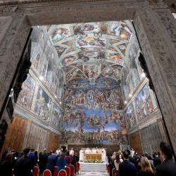 Esta foto, tomada y difundida por Vatican Media, la oficina de prensa del Vaticano, muestra una vista general de los frescos de la Capilla Sixtina durante la Fiesta del Bautismo del Señor, durante la cual se bautizan los niños, en el Vaticano. | Foto:VATICAN MEDIA / AFP