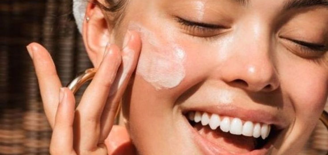 Una influencer beauty en sus 30 transforma su rostro lleno de acné gracias a su rutina de belleza: piel suave, brillante y muy saludable