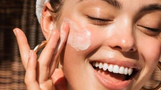 Una influencer beauty en sus 30 transforma su rostro lleno de acné gracias a su rutina de belleza: piel suave, brillante y muy saludable