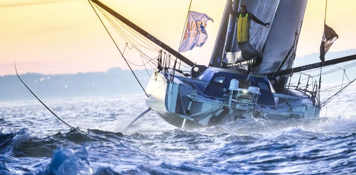 El capitán francés Charlie Dalin celebra a bordo de su monocasco Imoca 60 "Macif" en la meta de la décima edición de la Vendée Globe, una regata en solitario en monocasco, frente a las costas de Les Sables-d'Olonne, en el oeste de Francia.