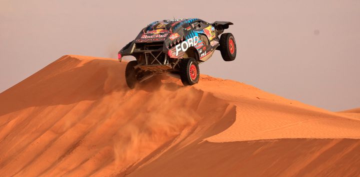 El piloto español Nani Roma y su copiloto Alex Haro compiten durante la etapa 6 del Rally Dakar 2025, entre Hail y Al Duwadimi, Arabia Saudita.