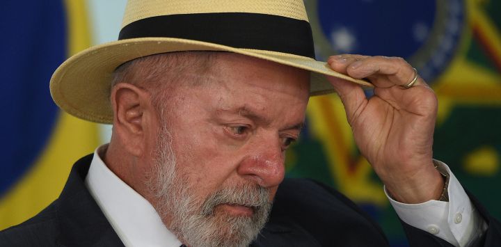 El presidente brasileño, Luiz Inácio Lula da Silva, asiste a la ceremonia de firma de una ley que limita el uso de celulares y otros dispositivos electrónicos portátiles en escuelas públicas y privadas de Brasil, en el Palacio de Planalto, en Brasilia, Brasil.