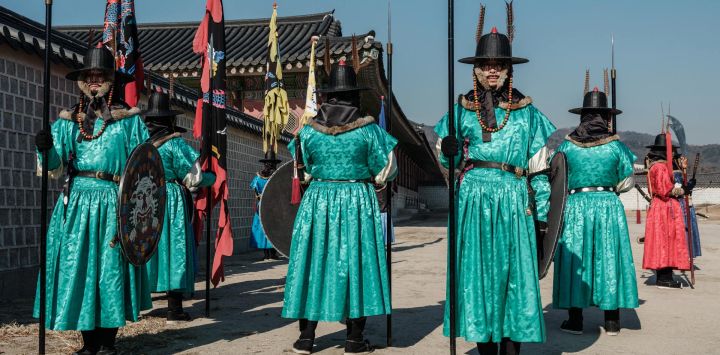 Guardias reales disfrazados participan en la ceremonia del "Cambio de Guardia del Palacio Real" en la Puerta de Gwanghwamun en Seúl.