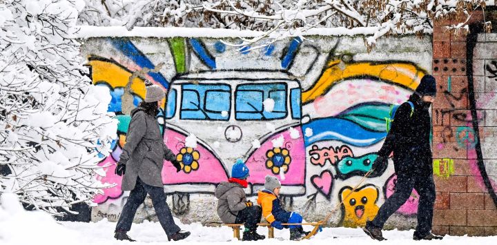 Imagen de personas disfrutando la nieve en el parque de la ciudad de Skopie, Macedonia del Norte.