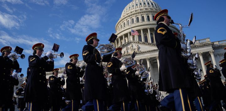 Una banda militar toca durante un ensayo general en el Capitolio de Estados Unidos antes de la investidura del presidente electo Donald Trump, en Washington, DC. Trump prestará juramento como el 47º presidente de Estados Unidos el 20 de enero de 2025.