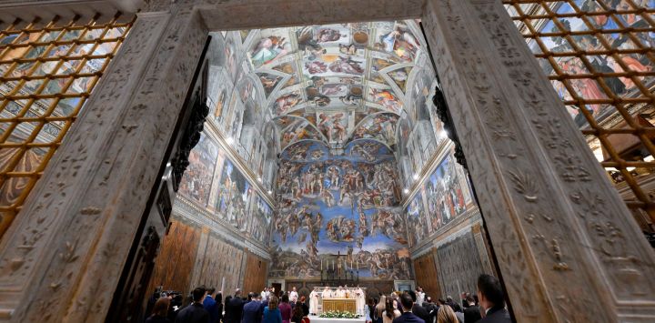 Esta foto, tomada y difundida por Vatican Media, la oficina de prensa del Vaticano, muestra una vista general de los frescos de la Capilla Sixtina durante la Fiesta del Bautismo del Señor, durante la cual se bautizan los niños, en el Vaticano.