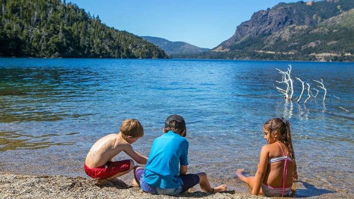 Las playas lacustres de Bariloche son un gran aliado para combatir el calor este verano.