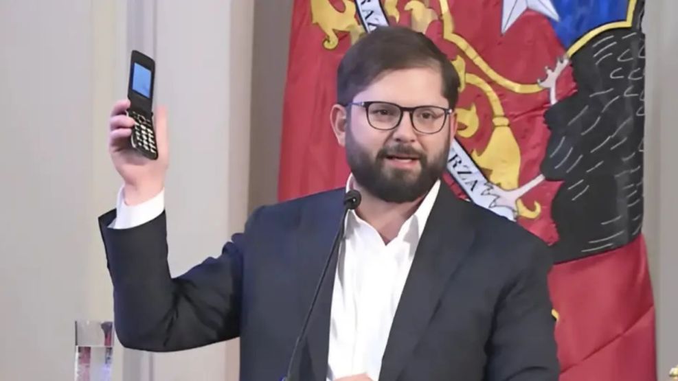 Gabriel Boric explicó por qué dejó de usar smartphones: "Me compré uno antiguo"