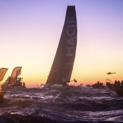 El capitán francés Charlie Dalin navega con su monocasco Imoca 60 "Macif" para ganar la décima edición de la Vendée Globe, la regata en solitario en monocasco frente a las costas de Les Sables-d'Olonne, en el oeste de Francia. | Foto:LOIC VENANCE / AFP
