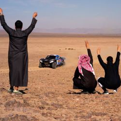 El público saluda mientras el piloto sudafricano Brian Baragwanath y su copiloto Leonard Cremer compiten durante la Etapa 6 del Rally Dakar 2025, entre Hail y Al Duwadimi, Arabia Saudita. | Foto:Valery Hache / AFP