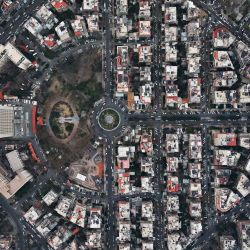 Esta fotografía aérea muestra una vista de la sede del Ministerio de Finanzas de Siria y los cercanos Jardines Arsuzi en Damasco. | Foto:OMAR HAJ KADOUR / AFP