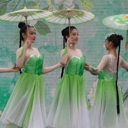 Imagen de artistas realizando una presentación durante una feria de Año Nuevo chino, en el Parque O'Higgins, en Santiago, capital de Chile. | Foto:Xinhua/Jorge Villegas