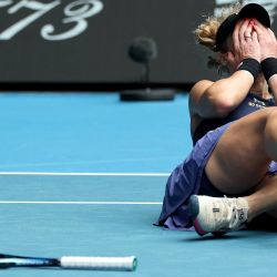 La alemana Laura Siegemund celebra la victoria sobre la china Zheng Qinwen después de su partido individual femenino en el cuarto día del torneo de tenis Abierto de Australia en Melbourne. | Foto:DAVID GRAY / AFP