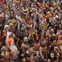 Los Naga Sadhus u hombres santos hindúes llegan para darse un baño en Sangam, la confluencia de los ríos Ganges, Yamuna y el mítico Saraswati, durante Shahi Snan o 'baño real', para conmemorar el festival Maha Kumbh Mela, en Prayagraj, India. | Foto:NIHARIKA KULKARNI / AFP