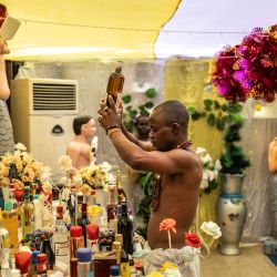 Una iniciada vudú hace ofrendas en el templo de Mami Wata en Ouidah. Mami Wata es una sirena, un espíritu del agua, una diosa del folclore de partes de África occidental, África oriental y África meridional. | Foto:OLYMPIA DE MAISMONT / AFP
