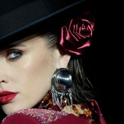 Una modelo luce uno de los diseños ganadores del concurso 'Andalucía, Destino de Moda' durante la 13ª edición del desfile 'We Love Flamenco - WLF', en Sevilla. | Foto:CRISTINA QUICLER / AFP