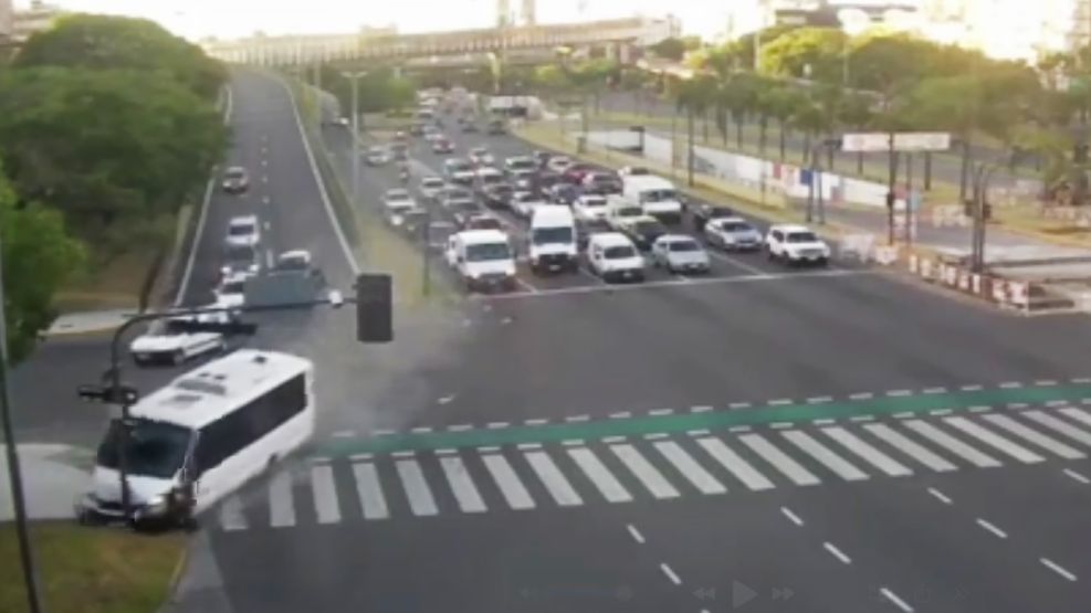 Combi se queda sin frenos en la bajada de la autopista