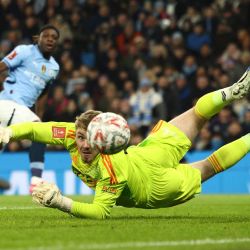 El arquero inglés del Salford City, Matt Young, observa cómo no puede impedir el gol del mediocampista belga del Manchester City, Jeremy Doku, durante el partido de fútbol de tercera ronda de la Copa FA inglesa entre el Manchester City y el Salford City en el Etihad Stadium en Manchester, noroeste de Inglaterra. | Foto:DARREN STAPLES / AFP