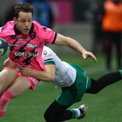 El medio scrum neozelandés del Stade Francais, Brad Weber es tackleado por Archie McParland, de los Northampton Saints, mientras corre con la pelota durante el partido de rugby union de la European Rugby Champions Cup entre el Stade Francais Paris y el Northampton Saints en el Stade Jean-Bouin en París. | Foto:ANNE-CHRISTINE POUJOULAT / AFP