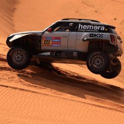El piloto belga Guillaume de Mevius y su copiloto francés Mathieu Baumel compiten durante la etapa 6 del Rally Dakar 2025, entre Hail y Al Duwadimi, Arabia Saudita. | Foto:Valery Hache / AFP