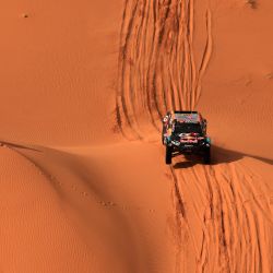 El piloto estadounidense Seth Quintero y el copiloto alemán Denniz Zenz compiten durante la Etapa 6 del Rally Dakar 2025, entre Hail y Al Duwadimi, Arabia Saudita. | Foto:Valery Hache / AFP