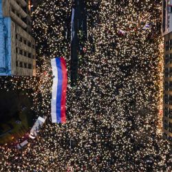 Esta fotografía aérea muestra a manifestantes y estudiantes reunidos frente al edificio del Tribunal Constitucional de Serbia durante una protesta para exigir responsabilidades por la tragedia de la estación de tren de Novi Sad, en Belgrado. | Foto:TADIJA ANASTASIJEVIC / AFP