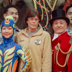 La princesa Estefanía de Mónaco posa con artistas durante una sesión fotográfica para la inauguración del 47º Festival Internacional de Circo de Montecarlo en Mónaco. | Foto:Frederic Dides / AF