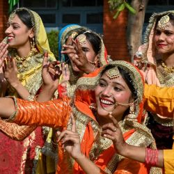 Las niñas interpretan la danza folclórica punjabi 'Giddha' mientras celebran 'Lohri', un festival de la cosecha de la India, en Amritsar. | Foto:Narinder Nanu / AFP