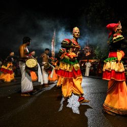 Los bailarines actúan en un desfile durante el festival anual Perahera en el histórico templo budista Kelaniya en Kelaniya, suroeste de Sri Lanka. | Foto:ISHARA S. KODIKARA / AFP