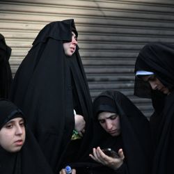 Miembros de la comunidad judía Lev Tahor asisten a una protesta afuera de la escuela de educación especial Alida España de Arana, a donde sus hijos fueron llevados por las autoridades en la Ciudad de Guatemala. Según el Ministerio del Interior y la Fiscalía General de la República, 160 niños fueron rescatados de una finca perteneciente a la secta Lev Tahor, un grupo judío ultraortodoxo que está siendo investigado por presunto abuso sexual a menores. | Foto:JOHAN ORDONEZ / AFP