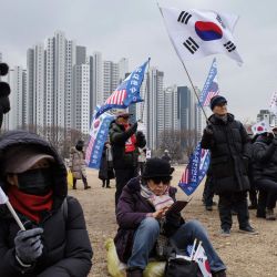 Partidarios del presidente surcoreano destituido Yoon Suk Yeol se reúnen para una manifestación frente al complejo gubernamental que alberga la Oficina de Investigación de la Corrupción para Funcionarios de Alto Rango (CIO, por sus siglas en inglés) en Gwacheon. | Foto:Anthony Wallace / AFP