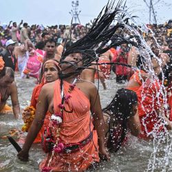 Sadhvis o mujeres santas hindúes participan en un ritual de baño masivo en Sangam, la confluencia de los ríos Ganges, Yamuna y el mítico Saraswati, durante Shahi Snan o 'baño real', para conmemorar el festival Maha Kumbh Mela, en Prayagraj, India. | Foto:IDREES MOHAMMED / AFP
