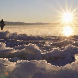 Turistas caminan en la superficie congelada del lago Sayram al atardecer, en la prefectura autónoma mongola de Bortala, en la región autónoma uygur de Xinjiang, en el noroeste de China. | Foto:Xinhua/Du Juanjuan