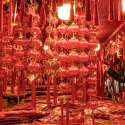 Un cliente compra decoraciones de año nuevo, antes del próximo Año Nuevo Lunar de la Serpiente, en una tienda en Nanjing, en la provincia oriental china de Jiangsu. | Foto:AFP