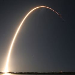 Un cohete Falcon 9 de SpaceX, que transporta los módulos de aterrizaje lunares Blue Ghost de Firefly Aerospace y Resilience de ispace, se pone en órbita tras despegar del complejo de lanzamiento 39A en el Centro Espacial Kennedy en Cabo Cañaveral, Florida. | Foto:Gregg Newton / AFP