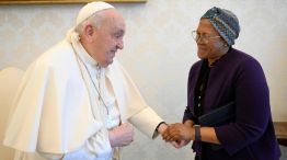 El Papa Francisco con el brazo inmovilizado