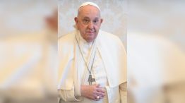 El Papa Francisco con el brazo inmovilizado