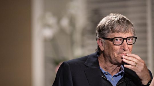 Bill Gates alerta sobre los peligros de la inteligencia artificial: bioterrorismo y millones de empleos en riesgo